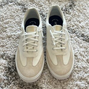 Womens Sperry slip on sneaker size 9, never been worn